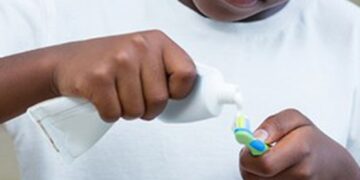 Anvisa suspende creme dental da Colgate após relatos de reações