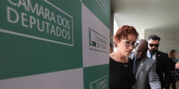 Após pedido de vista, STF suspende julgamento de Carla Zambelli