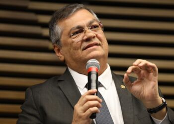 Flávio Dino vota pela cassação de Carla Zambelli