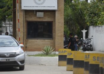 Rio derruba 19 imóveis irregulares próximos do Complexo de Gericinó