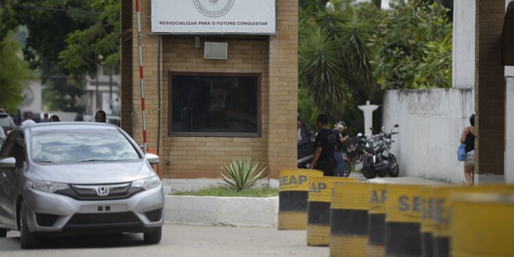 Rio derruba 19 imóveis irregulares próximos do Complexo de Gericinó