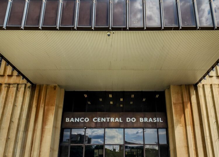Juros médios cobrados pelos bancos chegam a 42,3% ao ano em janeiro