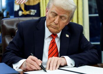 Trump anuncia tarifa contra países que comprarem petróleo da Venezuela