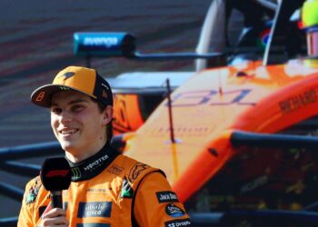 Australiano Oscar Piastri larga na frente no GP da China de Fórmula 1