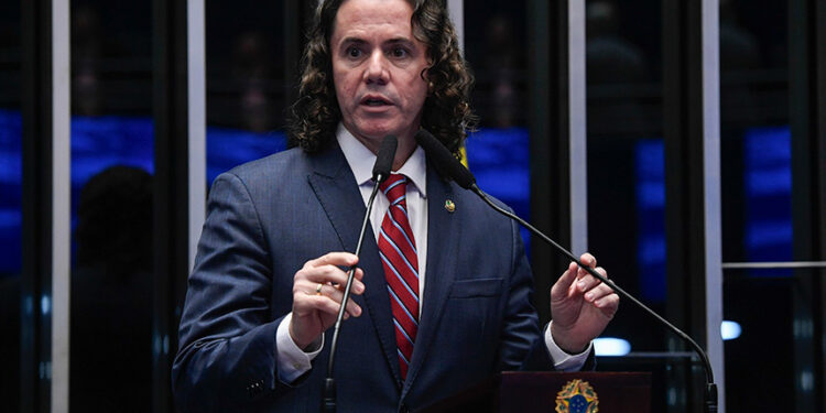 Veneziano defende reconhecimento de ações do governo na saúde — Senado Notícias