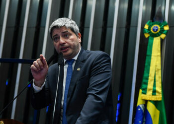 Senadores repudiam fala racista do presidente da Conmebol — Senado Notícias