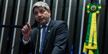 Senadores repudiam fala racista do presidente da Conmebol — Senado Notícias