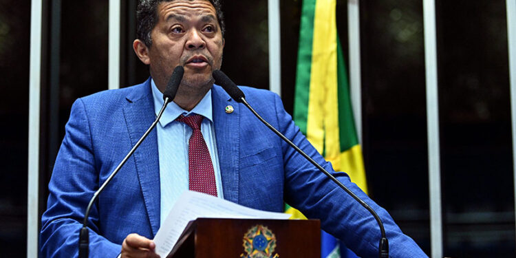 Faro destaca crescimento econômico do país e defende aumento na isenção do IR — Senado Notícias