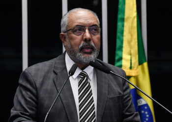 Paim defende redução da jornada de trabalho sem corte salarial — Senado Notícias