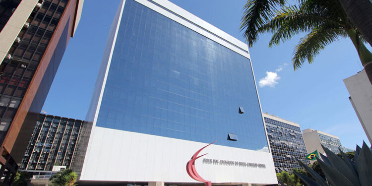 Lei livra advogados de pagarem custas no início de processos sobre remuneração — Senado Notícias