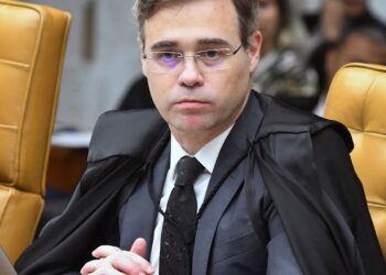 Mendonça vota para impedir Moraes e Dino em julgamento de Bolsonaro