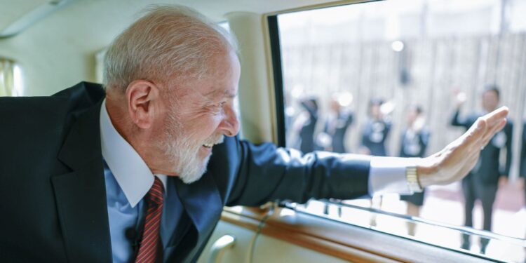 Lula visita Vietnã para elevar nível da relação com o país