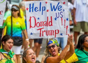 Em ato no Rio de Janeiro, Bolsonaro afirma que não fugirá do país