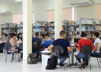 CE vota proibição de segregação de bolsistas em faculdades e em escolas — Senado Notícias