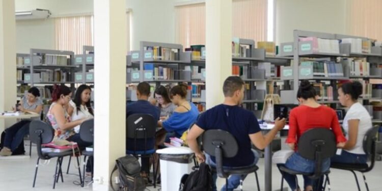 CE vota proibição de segregação de bolsistas em faculdades e em escolas — Senado Notícias