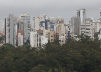 Construções em cidades brasileiras crescem mais que a população