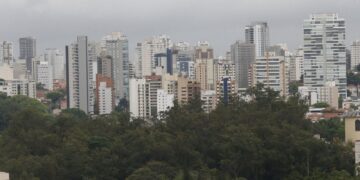 Construções em cidades brasileiras crescem mais que a população