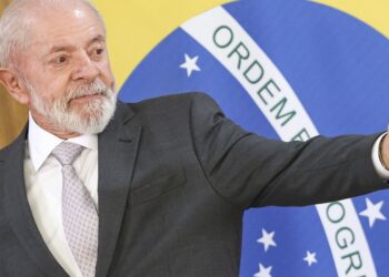 Em busca de acordos, Lula e autoridades embarcam para Ásia