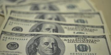 Dólar sobe para R$ 5,75 com tarifas de Trump e declarações de Haddad