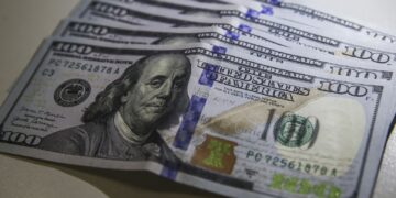 Dólar sobe para R$ 5,75 após imposição de tarifas de Trump