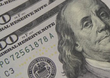 Dólar cai para R$ 5,64 e fecha no menor valor desde outubro