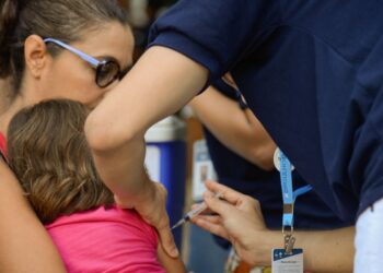 Prefeitura do Rio retomará vacinação nas escolas nesta quarta-feira