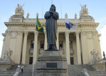 Alerj celebra 50 anos com visita teatralizada no Palácio Tiradentes