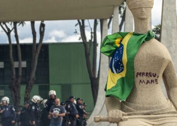 Mulher que pichou estátua do STF deixa prisão