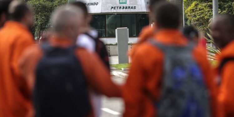 Petroleiros param por 24 horas contra mundanças no teletrabalho e PLR