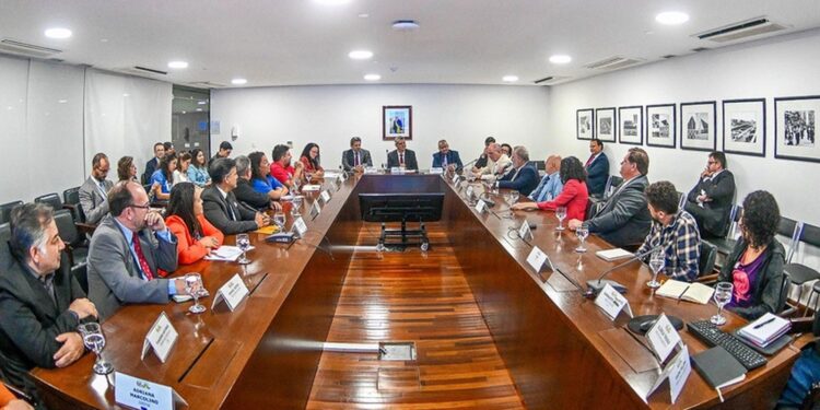 Centrais sindicais pedem isenção de Imposto de Renda sobre PLR