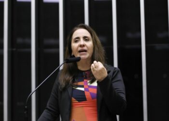 Projeto regulamenta instalação de ponto individual de recarga de carro elétrico em condomínio – Notícias