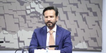 Conselho Nacional de Educação destaca autonomia de escolas para implementar lei que restringe celular em sala – Notícias