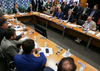 Sem acordo, deputados adiam decisão sobre Comissões da Câmara