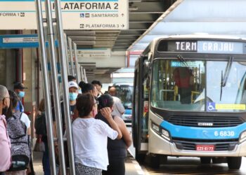 Setor de serviços recua 0,2% em janeiro, influenciado por transportes