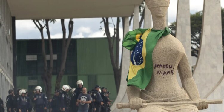 Moraes vota para condenar mulher que pichou “perdeu, mané” no STF
