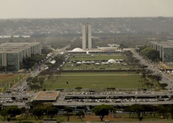 Reajuste de servidores federais será pago em maio, garante governo