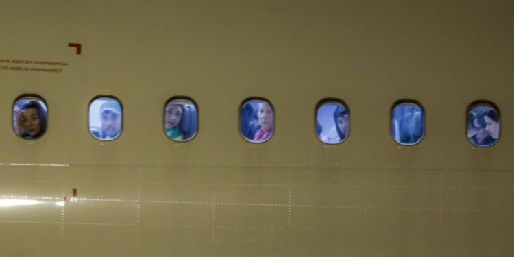 Maior parte de repatriados dos EUA é transportada para Minas