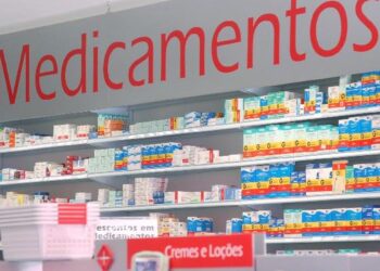 Entidades criticam permissão para farmacêutico prescrever medicamento