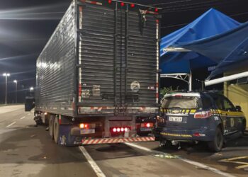 PF vai investigar motorista que jogou caminhão contra posto da PRF