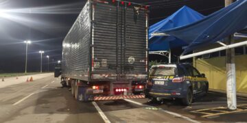 PF vai investigar motorista que jogou caminhão contra posto da PRF