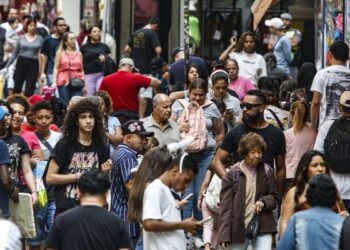 Renda de pessoas negras equivale a 58% da de brancas, mostra estudo