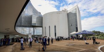 STF decide hoje se Bolsonaro e aliados viram réus pela trama golpista