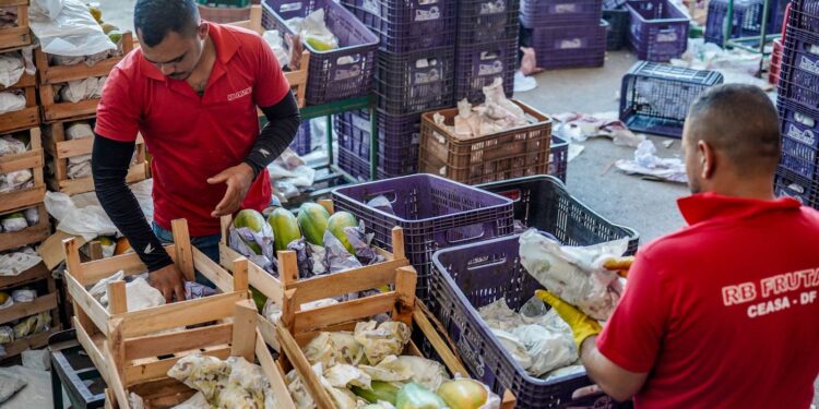 Prévia da inflação de março fica em 0,64%, pressionada por alimentos