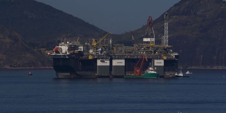 Transpetro contrata nove navios para descarregar óleo de plataformas