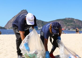 Voluntários retiram mais de 600 kg de resíduos da Baía de Guanabara
