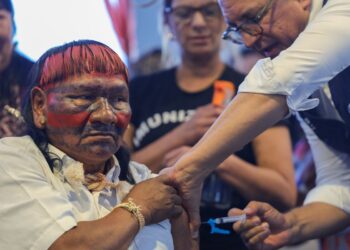 Padilha vacina lideres indígenas para mostrar segurança do imunizante