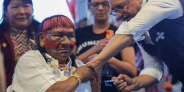 Padilha vacina lideres indígenas para mostrar segurança do imunizante