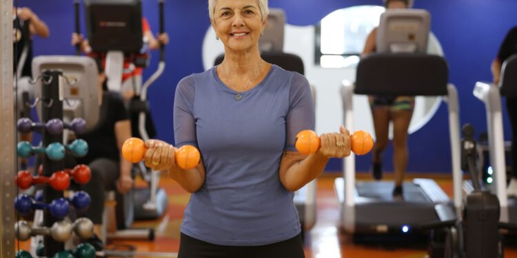 Musculação protege cérebro de idosos contra demência, diz estudo