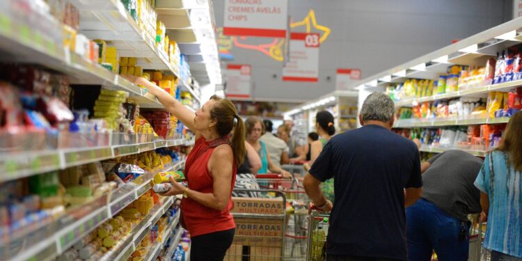 Mercado eleva previsão para expansão da economia em 2025