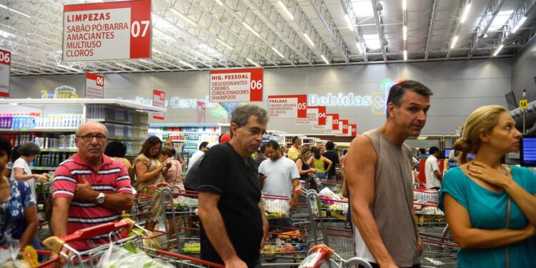 Inflação desacelera e fecha março em 0,56%, pressionada por alimentos